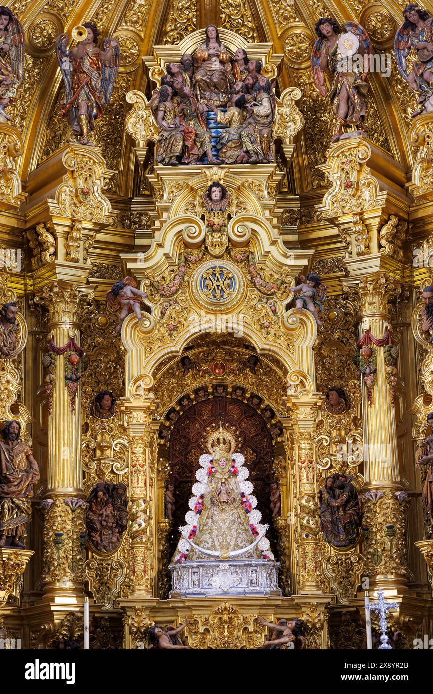 Espagne, Andalousie, El Rocio, Parc National de Donana inscrit au Patrimoine mondial de l'UNESCO, église El Rocio, retable avec la Vierge d'El Rocío (ou M Banque D'Images