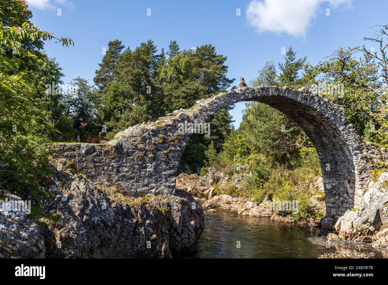 Écosse, Highlands, parc national de Cairngorms, Carrbridge, monument historique, ancien pont Stone Arch Banque D'Images