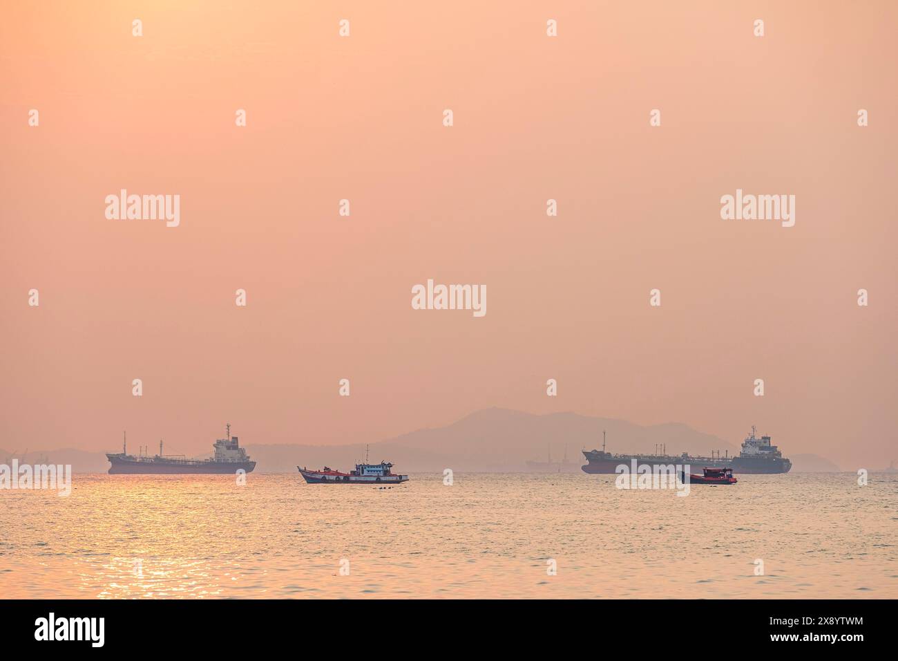 Thaïlande, province de Chonburi, si Racha, cargos à l'ancre dans la baie de Bangkok, île de Ko Sichang en arrière-plan Banque D'Images