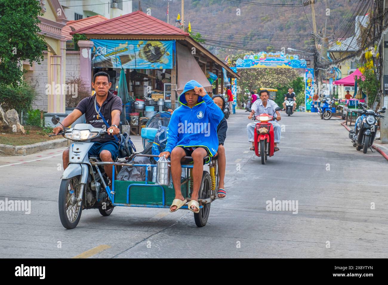 Thaïlande, province de Chonburi, île de Ko Sichang, transport en saleng ou scooter avec side-car Banque D'Images