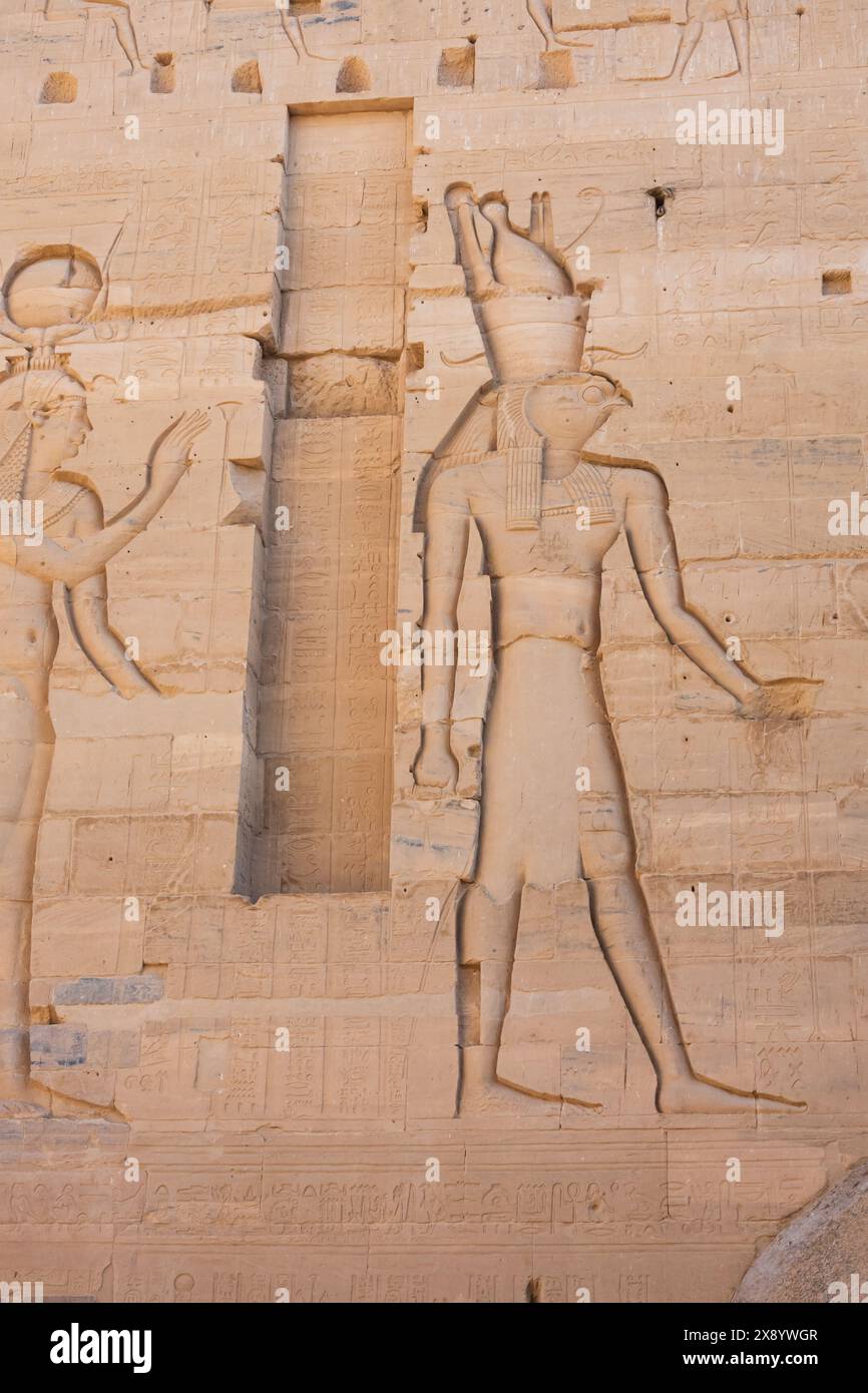 Sculptures d'Horus sur le pylône, complexe du temple de Philae, île d'Agilkia, réservoir du barrage d'Assouan. Lieu de sépulture d'Osiris. Égypte Banque D'Images