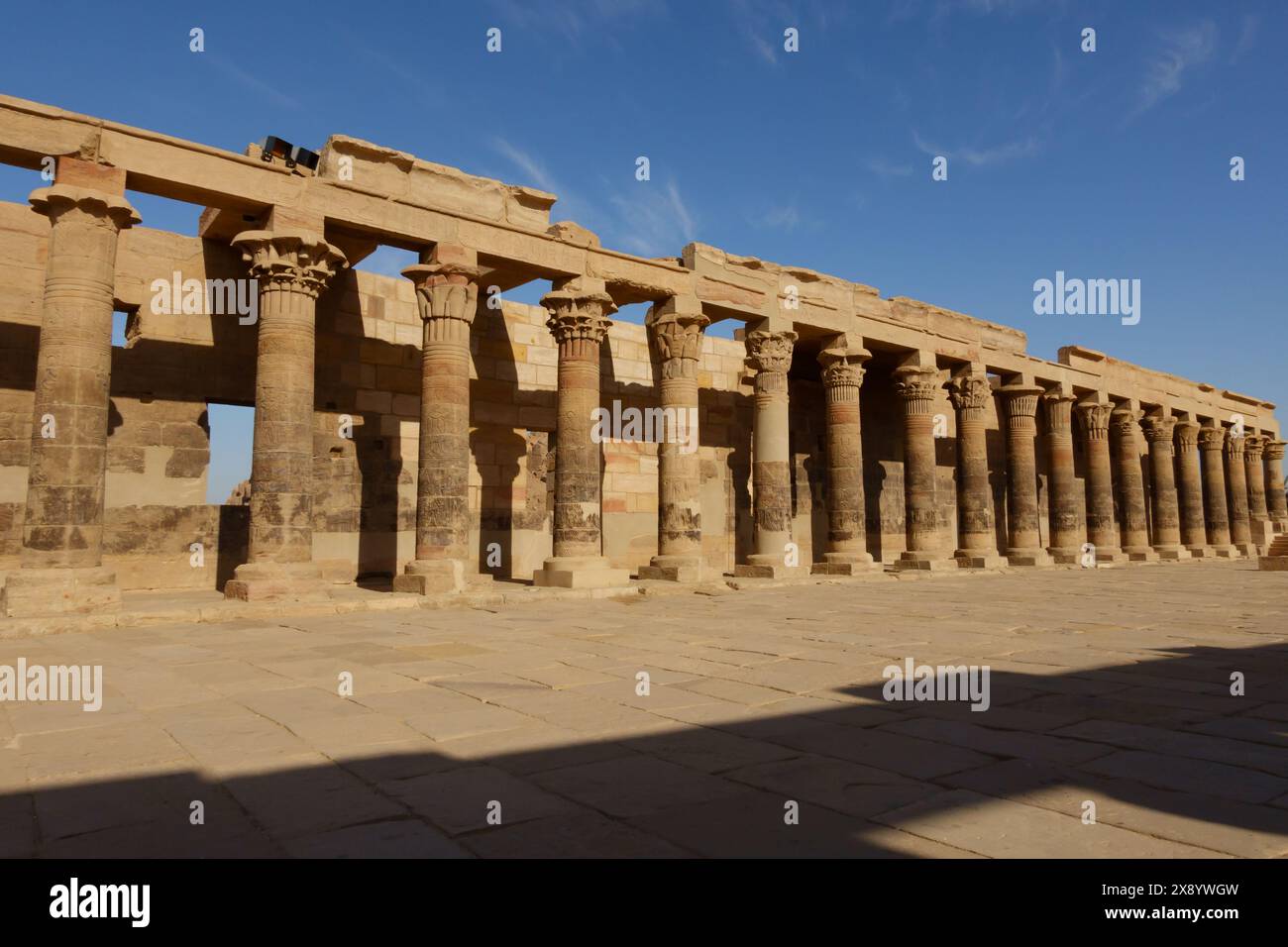 Colonnades Temple de la cour d'Arsenophis. Complexe du temple de Philae, île d'Agilkia, réservoir du barrage d'Assouan. Lieu de sépulture d'Osiris. Égypte Banque D'Images