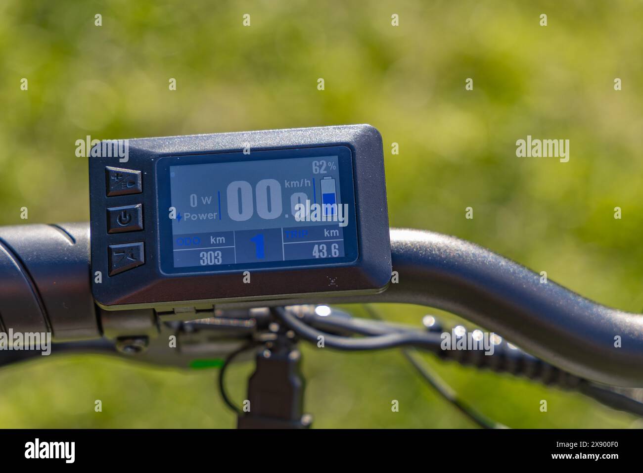 activité, odomètre de vélo, installation d'odomètre de vélo, vélo, vélo, noir, bouton, caucasien, vérification du compteur kilométrique, vérification du compteur de vitesse, co Banque D'Images