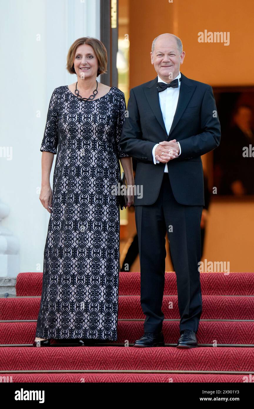 OLAF Scholz mit Ehefrau Britta Ernst BEI der Ankunft zum Staatsbankett zu Ehren des Staatspräsidenten der Französischen Republik im Schloss Bellevue. Berlin, 26.05.2024 Banque D'Images