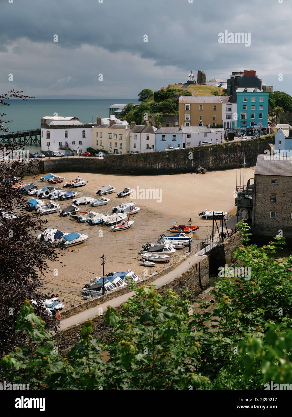 Port et maisons à Tenby Pembrokeshire pays de Galles Royaume-Uni Banque D'Images