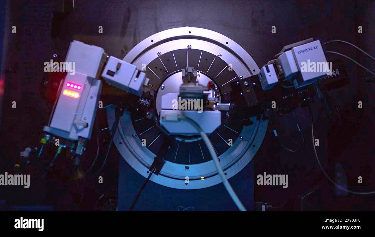 (240528) -- NANNING, 28 mai 2024 (Xinhua) -- cette photo prise le 21 mai 2024 montre un diffractomètre à rayons X dans une nouvelle société de technologie énergétique à Qinzhou, dans la région autonome de Guangxi Zhuang, au sud de la Chine. Au cours des dernières années, Guangxi a activement recherché des opportunités par le biais de collaborations industrielles interrégionales pour cibler le marché de l'ASEAN. La région a introduit plus de 160 entreprises de premier plan depuis 2021 et s'est impliquée dans la division industrielle interrégionale et la coordination avec la ceinture économique du fleuve Yangtsé et la région de Guangdong-Hong Kong-Macao Greater Bay. De tels efforts ont ef Banque D'Images
