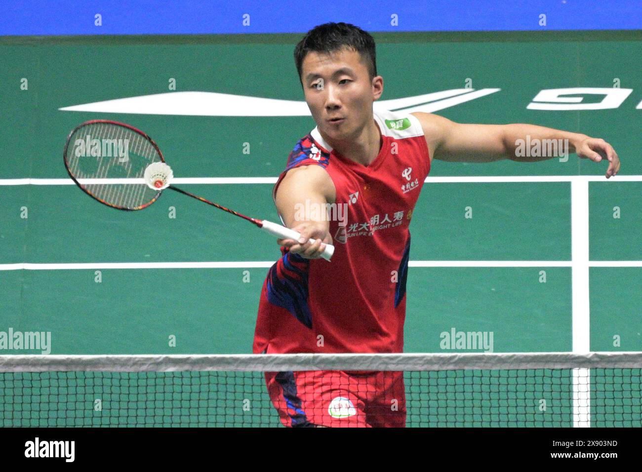 Singapour. 28 mai 2024. Lu Guangzu, de Chine, revient à Loh Kean Yew, de Singapour, lors du match de 1er tour masculin au Badminton Open 2024 de Singapour, le 28 mai 2024. Credit : puis Chih Wey/Xinhua/Alamy Live News Banque D'Images