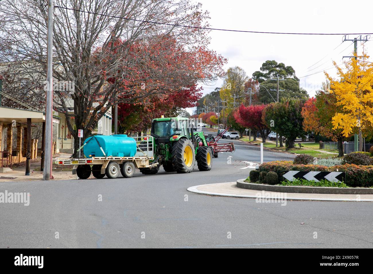 Tracteur circulant dans le centre-ville de Walcha, Nouvelle-Galles du Sud, Australie Banque D'Images