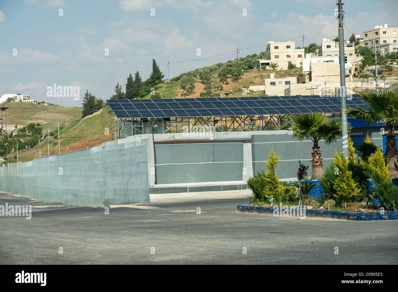 Utilisation domestique de panneaux photovoltaïques sur le dessus du bâtiment Banque D'Images