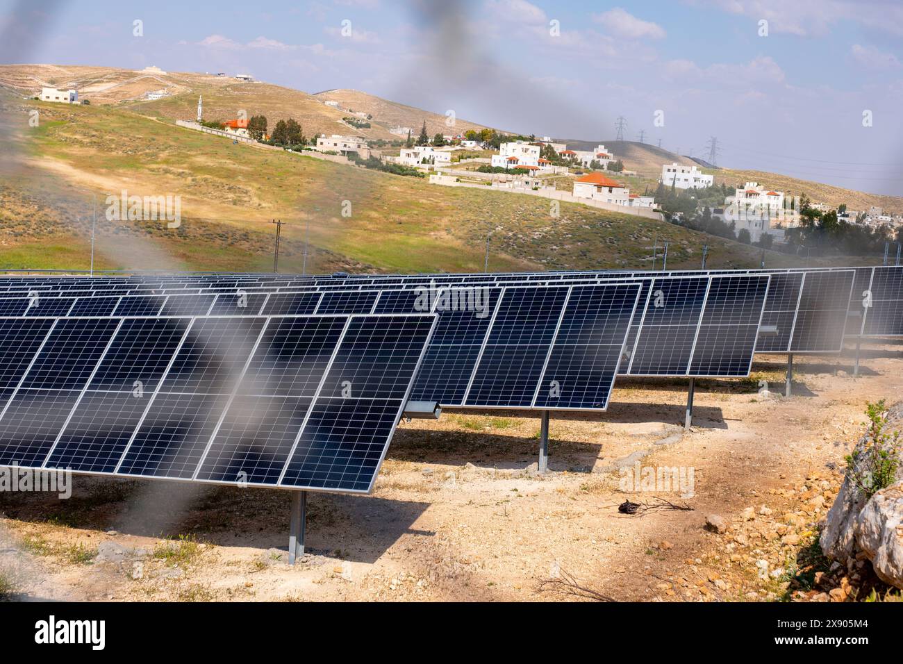 Les modules photovoltaïques au sol sont construits et protégés par des clôtures contre les animaux et les personnes Banque D'Images