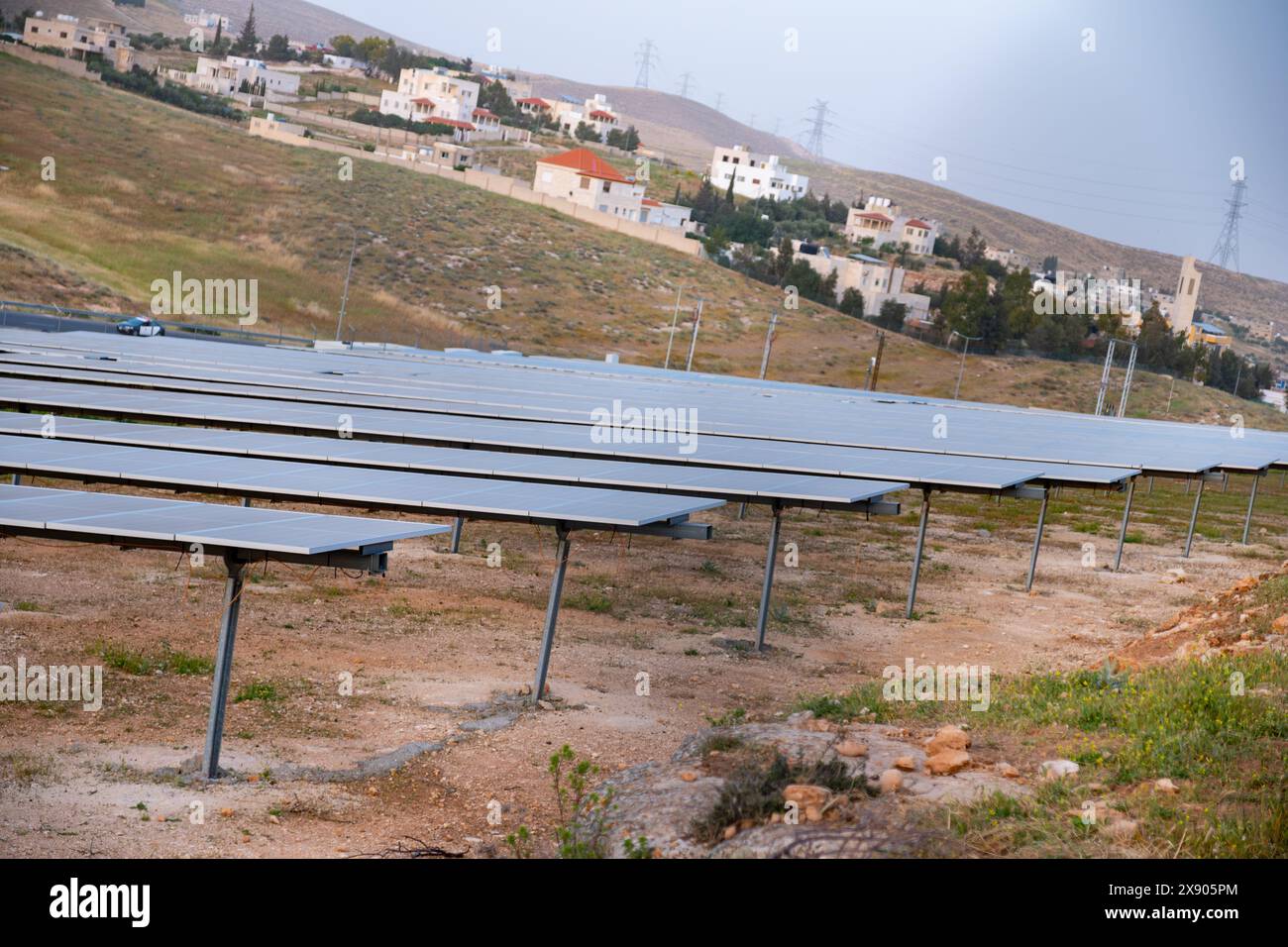 Les modules photovoltaïques au sol sont construits et protégés par des clôtures contre les animaux et les personnes Banque D'Images