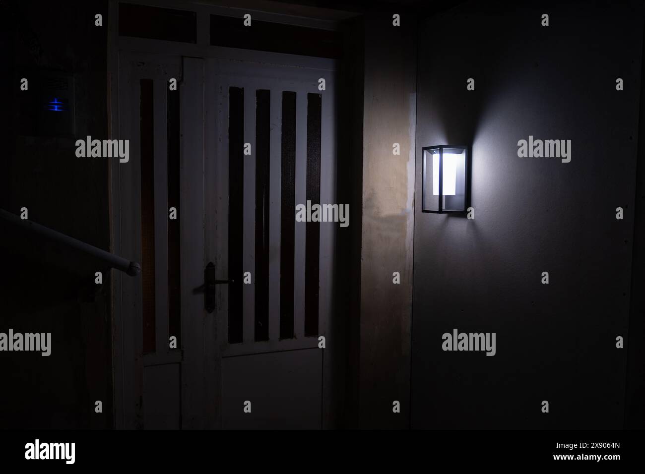 dortoir pour maison moderne avec lumière solaire qui s'allume automatiquement une fois que le pearson est assez proche de la porte grâce à un capteur de proximité ou de mouvement Banque D'Images