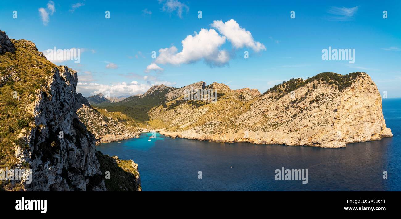 Vue aérienne panoramique du Cap de Catalunya et de la crique de Cala Figuera près de Port de Pollensa, Majorque, Îles Baléares, Espagne Banque D'Images