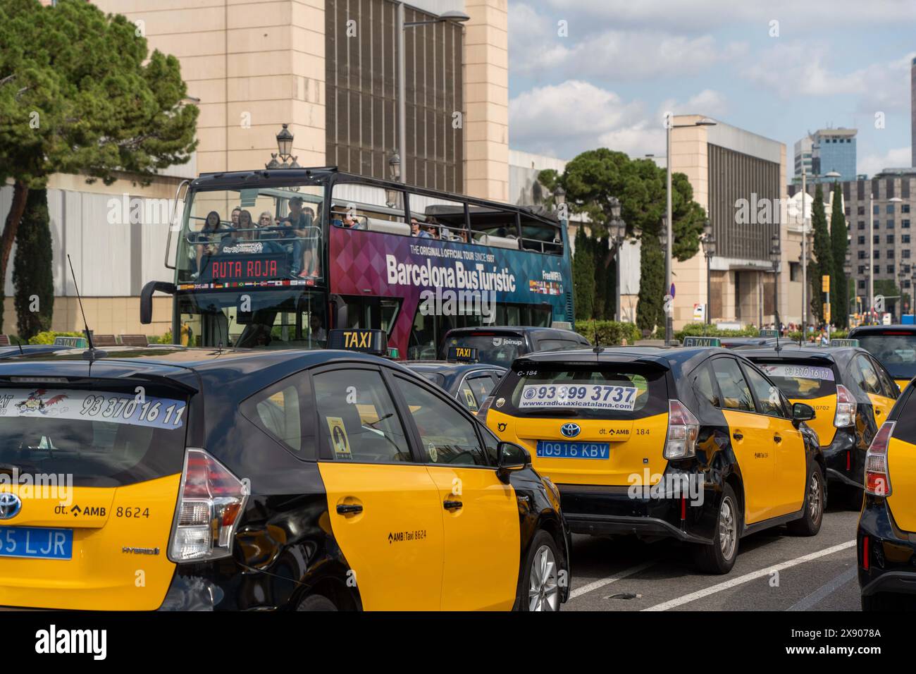 Les chauffeurs de taxi de Barcelone redescendent dans les rues et bloquent Gran via pour protester contre la lenteur de la réglementation des véhicules VTC (Uber, Cabify, Bolt), exigeant une réglementation plus stricte du secteur ou même interdisant l’utilisation de ces applications, qui sont déjà très limitées dans la ville de Barcelone. Los taxistas de Barcelona vuelven a salir a la calle y bloquean la Gran V&#xed;a para protestar por la lentitud con la regulación de los veh&#xed;culos VTC (Uber, Cabify, Bolt), exigiendo una regulación más severa del sector o incluso prohibiendo el uso de estas apps, ya muy limitadas en la Banque D'Images