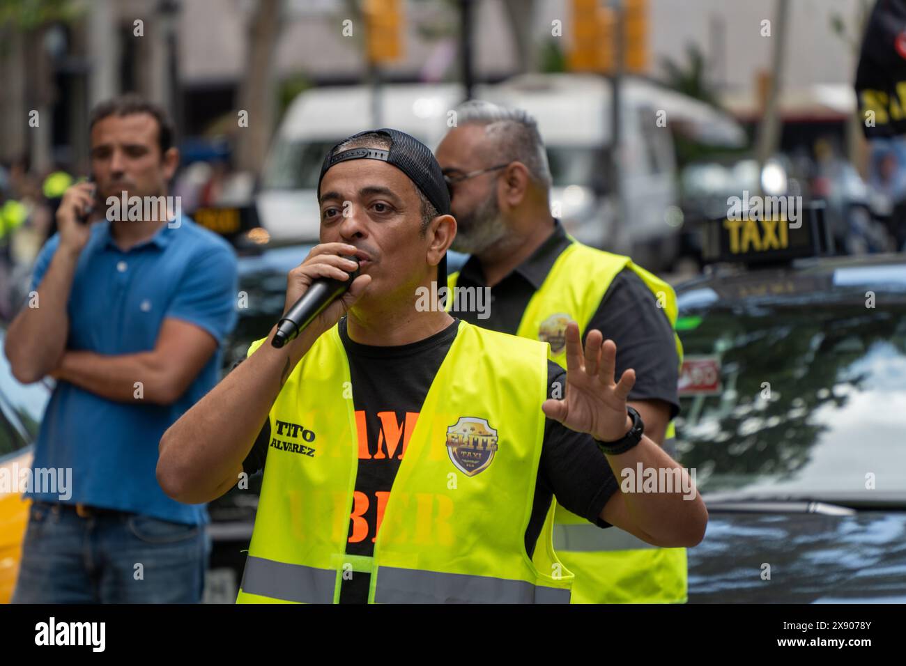 Les chauffeurs de taxi de Barcelone redescendent dans les rues et bloquent Gran via pour protester contre la lenteur de la réglementation des véhicules VTC (Uber, Cabify, Bolt), exigeant une réglementation plus stricte du secteur ou même interdisant l’utilisation de ces applications, qui sont déjà très limitées dans la ville de Barcelone. Los taxistas de Barcelona vuelven a salir a la calle y bloquean la Gran V&#xed;a para protestar por la lentitud con la regulación de los veh&#xed;culos VTC (Uber, Cabify, Bolt), exigiendo una regulación más severa del sector o incluso prohibiendo el uso de estas apps, ya muy limitadas en la Banque D'Images