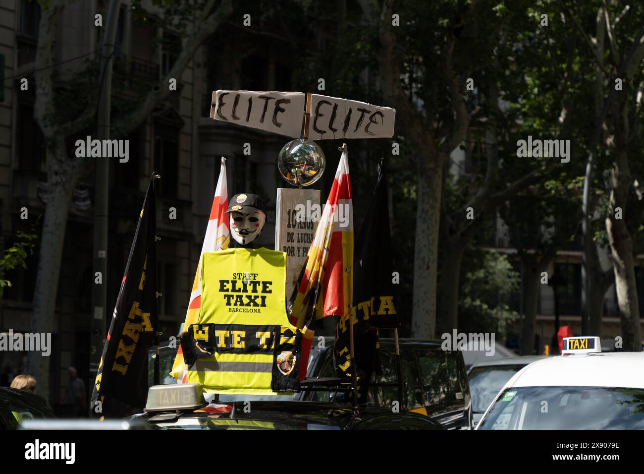 Les chauffeurs de taxi de Barcelone redescendent dans les rues et bloquent Gran via pour protester contre la lenteur de la réglementation des véhicules VTC (Uber, Cabify, Bolt), exigeant une réglementation plus stricte du secteur ou même interdisant l’utilisation de ces applications, qui sont déjà très limitées dans la ville de Barcelone. Los taxistas de Barcelona vuelven a salir a la calle y bloquean la Gran V&#xed;a para protestar por la lentitud con la regulación de los veh&#xed;culos VTC (Uber, Cabify, Bolt), exigiendo una regulación más severa del sector o incluso prohibiendo el uso de estas apps, ya muy limitadas en la Banque D'Images