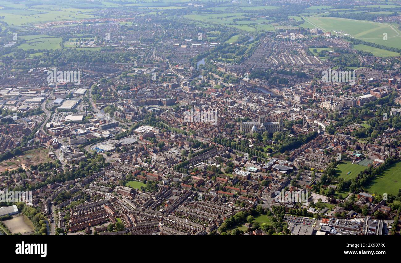 Vue aérienne du centre-ville de York en regardant vers le sud à travers l'Université York St John et York Minster. L'hippodrome est en haut à droite au loin Banque D'Images