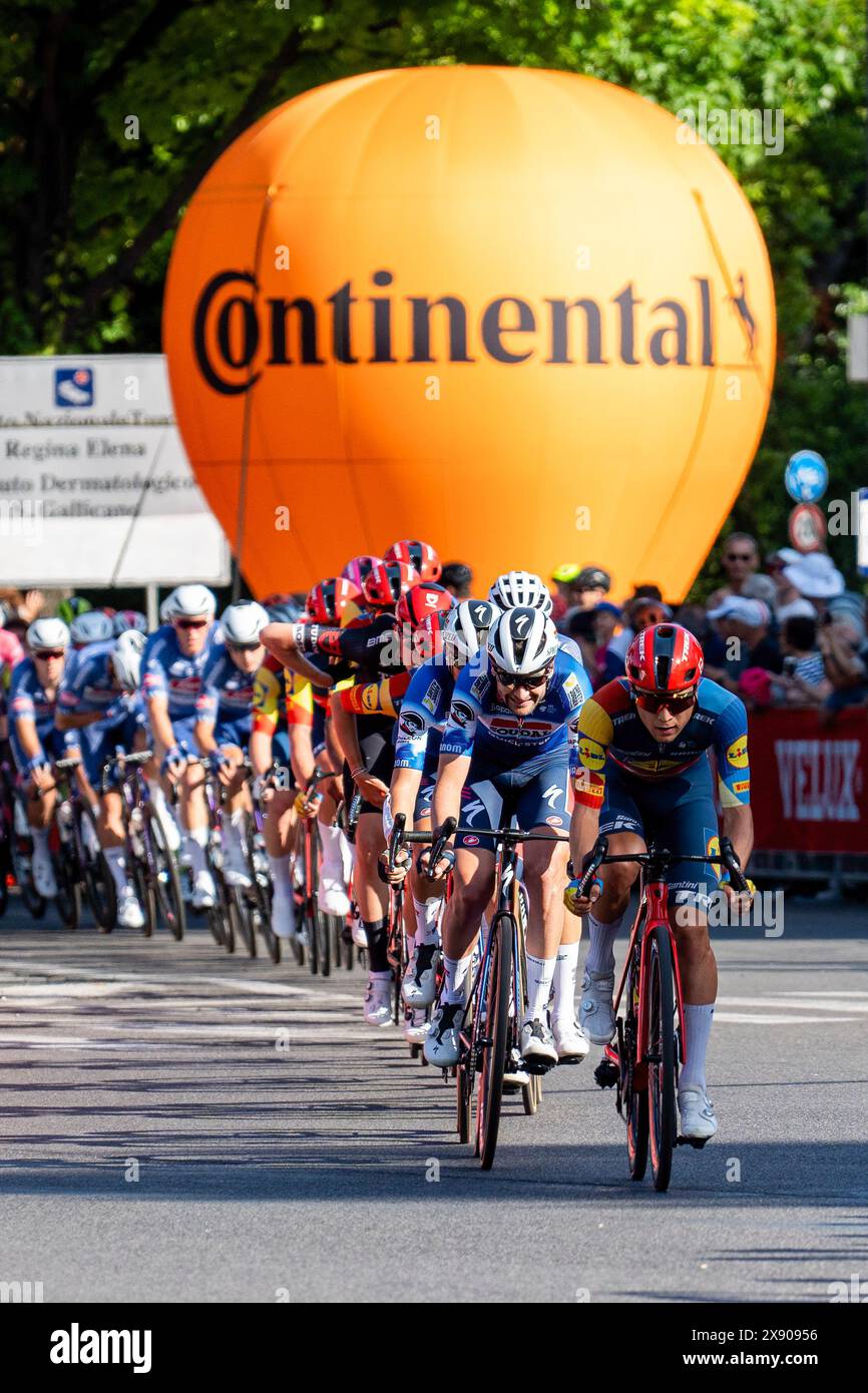 Les cyclistes s'affrontent lors du 107e Giro d'Italia 2024, étape 21, Roma-Roma de 125 km de long. Tadej Pogacar (UAE Team Emirates) a remporté le 107ème Giro d'Italia, portant la dernière Maglia Rosa du leader du classement général. Daniel Felipe Martinez (Bora ñ Hansgrohe) et Geraint Thomas (Ineos Grenadiers) ont terminé deuxième et troisième. Tim Merlier (Soudal Quick-Step) a remporté l'étape 21, le Roma-Roma de 125 km de long. (Photo de Stefano Costantino / SOPA images/SIPA USA) Banque D'Images