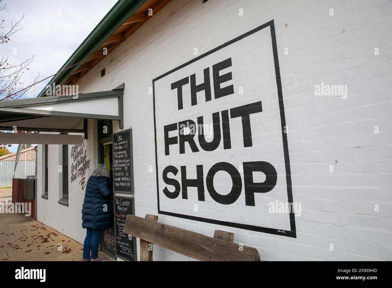 Walcha centre-ville dans la région nord de tablelands, l'épicerie de magasin de fruits avec fenêtre de café, Nouvelle-Galles du Sud, Australie Banque D'Images