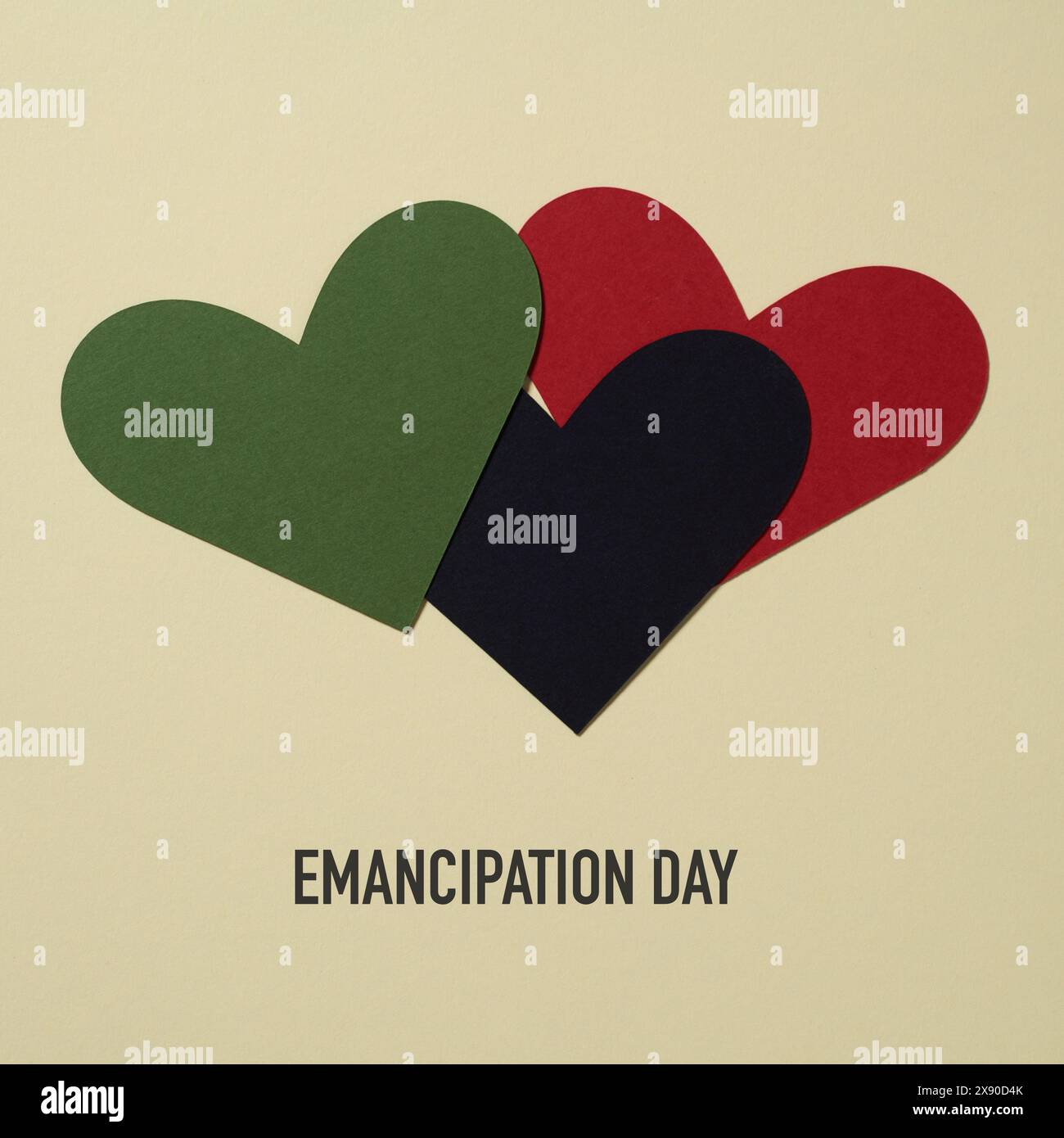 trois coeurs avec les couleurs du drapeau de libération noir et le texte junetenth sur fond jaune pâle Banque D'Images