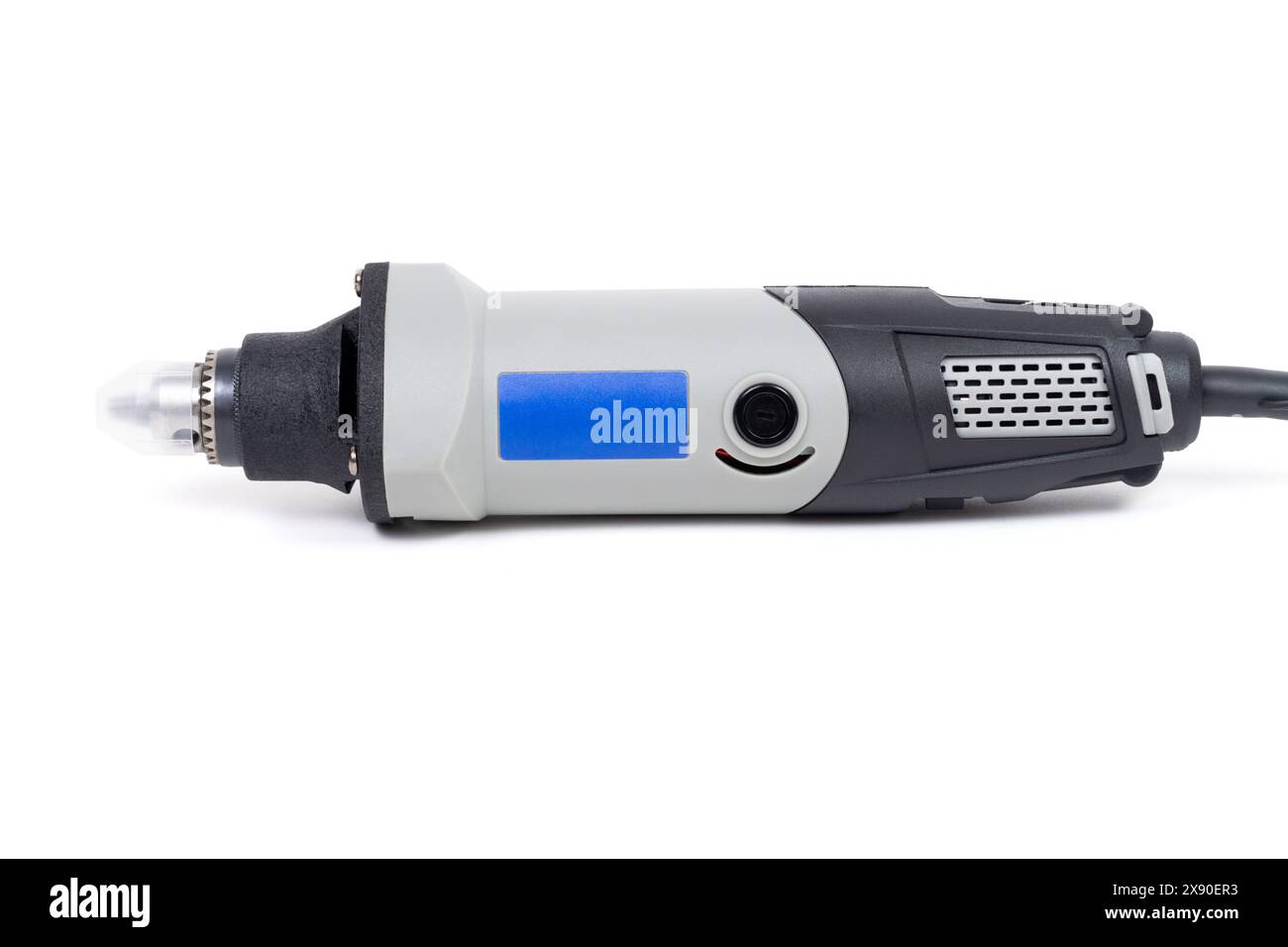 Gros plan d'une mini-perceuse compacte isolée sur un fond blanc propre. Projets de bricolage et petites réparations concept lié. Banque D'Images