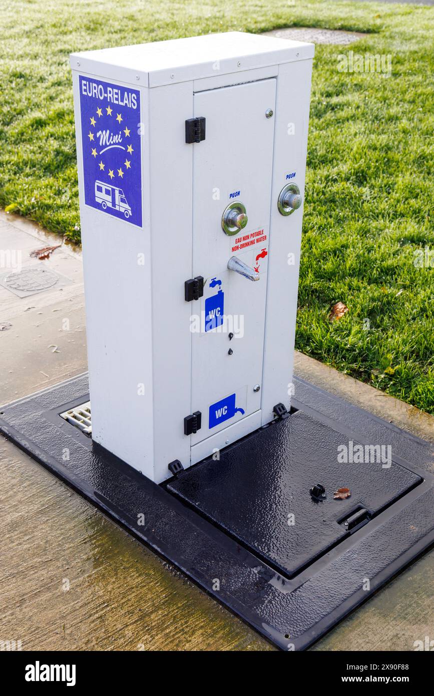Station-service standard européenne pour camping-cars pour déverser les eaux grises et remplir avec de l'eau douce, Gorey, Irlande Banque D'Images