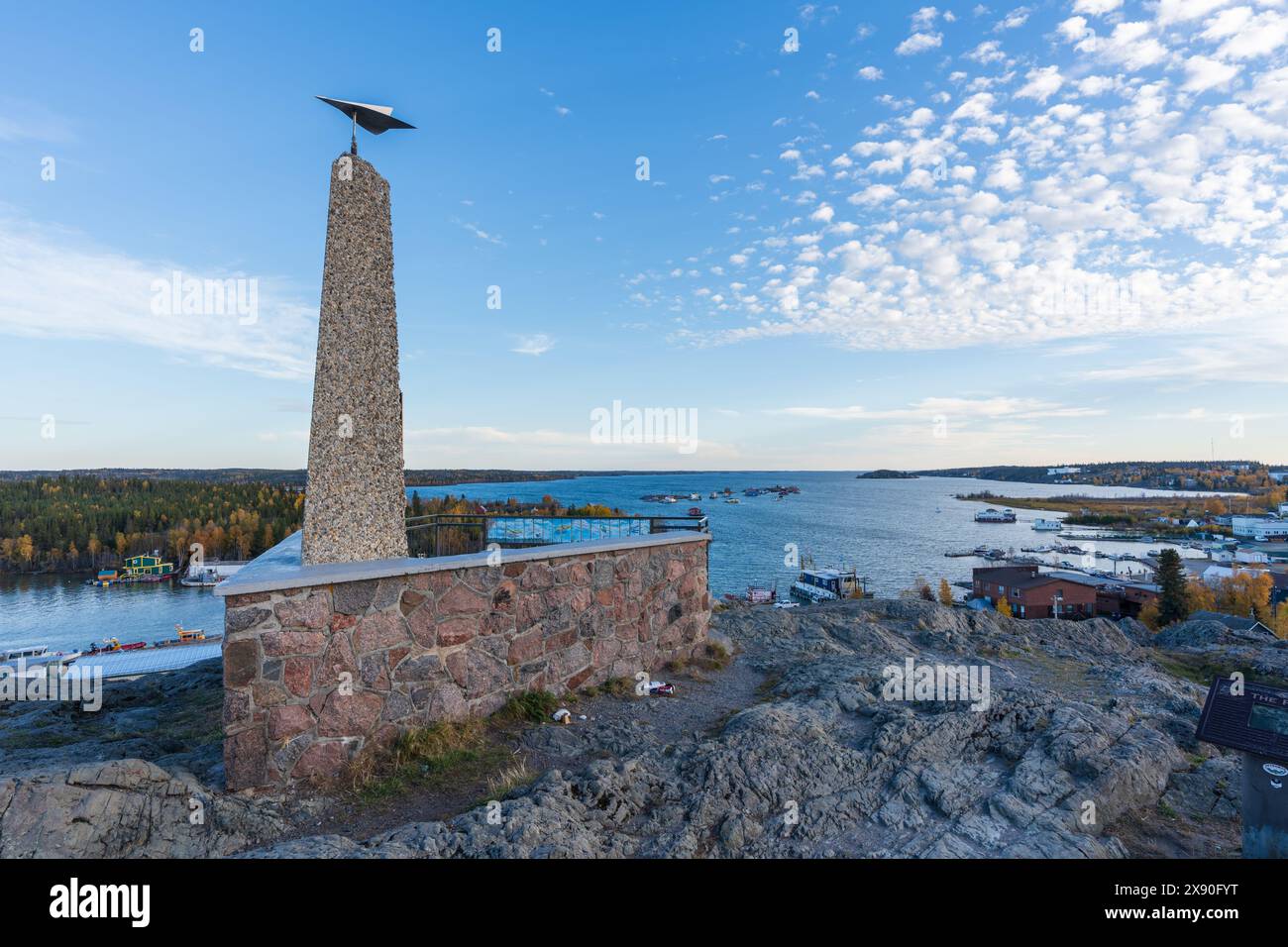 Bush Pilots Monument, repose au sommet de « The Rock », accessible par un escalier en bois sinueux. Yellowknife, Territoires du Nord-Ouest, Canada. Banque D'Images
