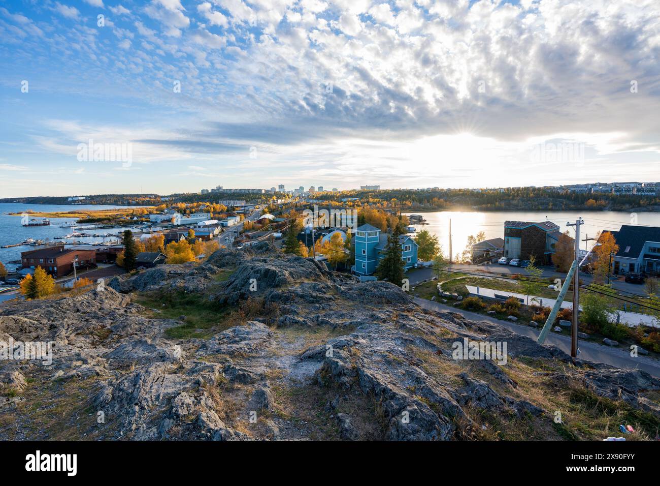 Vue sur la vieille ville de Yellowknife depuis The Rock, colline de six étages où se dressait autrefois le château d'eau de la vieille ville de Yellowknife. Yellowknife, Canada Banque D'Images