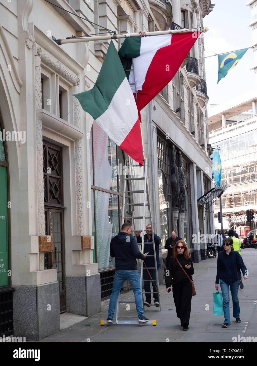 Accrochage du drapeau hongrois devant le Liszt Institute Hungarian Cultural Centre London UK Banque D'Images