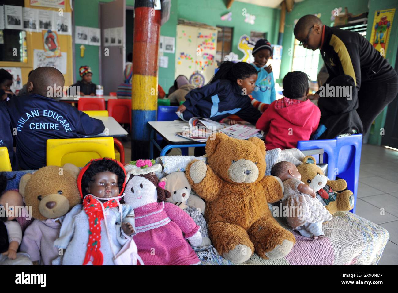 22 août 2012, Afrique du Sud, Cape Town, Khayelitsha - Philani Child Health & Nutrition Project enfants dans une des classes de crèche gérées par Philani. Les enfants se livrent à une variété d'expériences d'apprentissage pendant la journée, y compris chanter et danser, ils se livrent également à une prière matinale et prient avant de manger. Ils reçoivent le déjeuner et les collations. Il y a des installations de santé sur place pour les enfants crédit photo : Eric Miller / african.Pictures Banque D'Images
