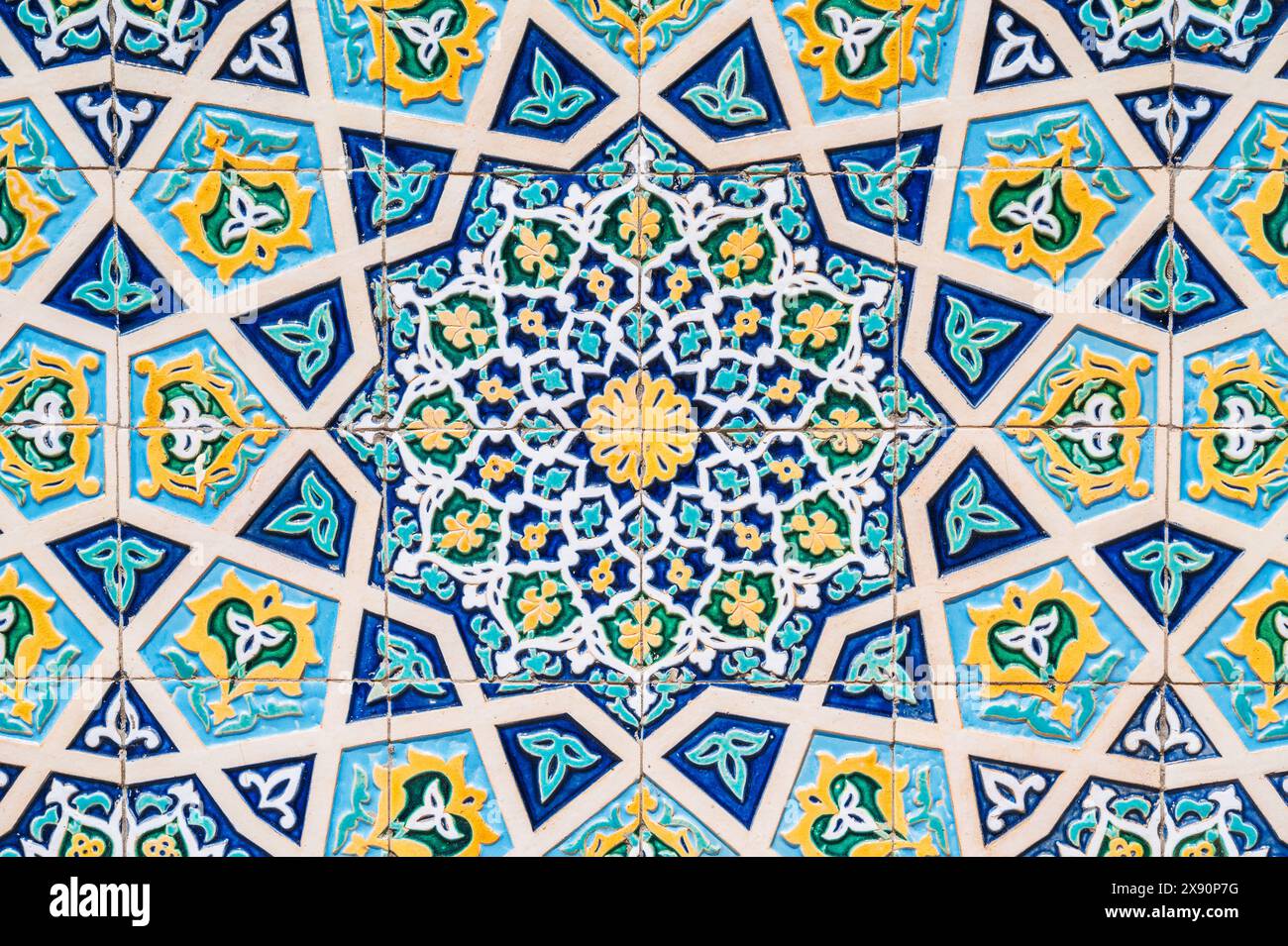 Vieux carreaux de céramique avec un motif traditionnel arabe ouzbek décoré d'ornements asiatiques en Ouzbékistan Banque D'Images