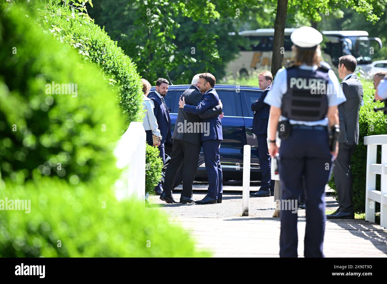 Greven, Allemagne. 28 mai 2024. Emmanuel Macron (à droite), président de la République française, embrasse le président fédéral Frank-Walter Steinmeier en faisant ses adieux. Le président français Macron et son épouse effectuent une visite d'État de trois jours en Allemagne à l'invitation du président fédéral Steinmeier. Crédit : David Inderlied/dpa/Alamy Live News Banque D'Images