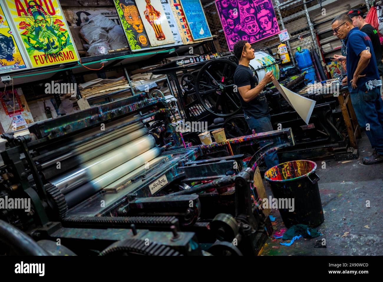 Des imprimeurs colombiens travaillent sur les machines typographiques historiques dans un atelier d'impression à Cali, en Colombie. Banque D'Images