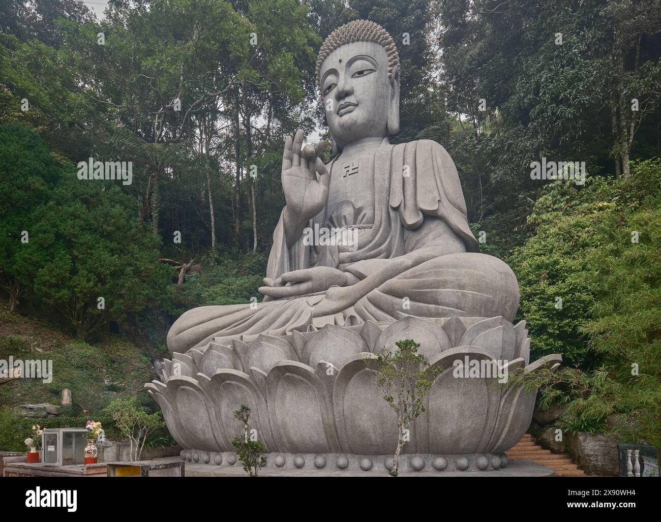 Grande statue de Bouddha dans le temple des grottes de Chin Swee à Genting Highlands, Pahang, Malaisie un temple chinois situé dans le site le plus pittoresque de Genting Banque D'Images