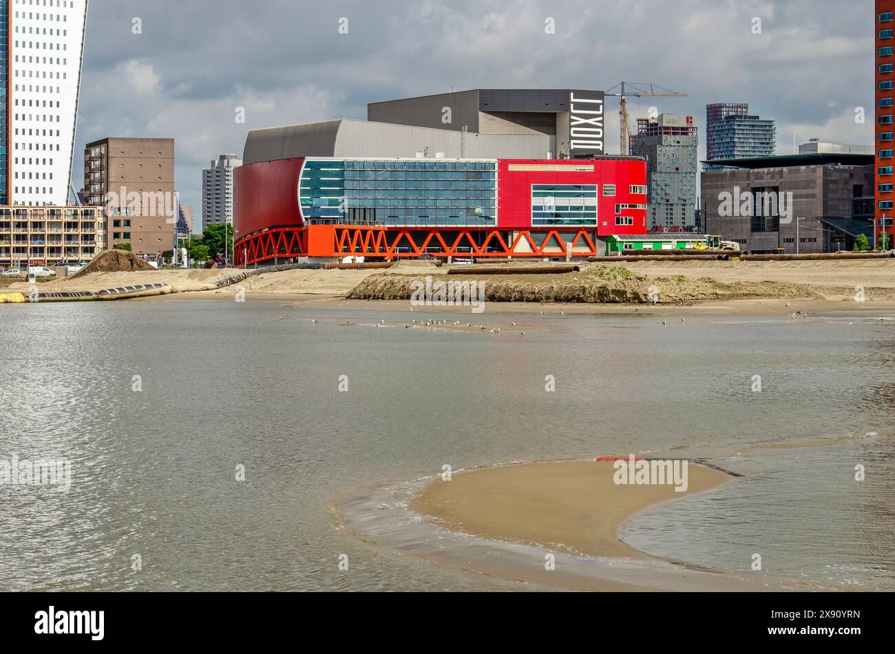 Rotterdam, pays-Bas, 28 mai 2024 : petit banc de sable du projet de remise en état de Rijnhaven qui comprendra une plage, un parc et un développement urbain Banque D'Images