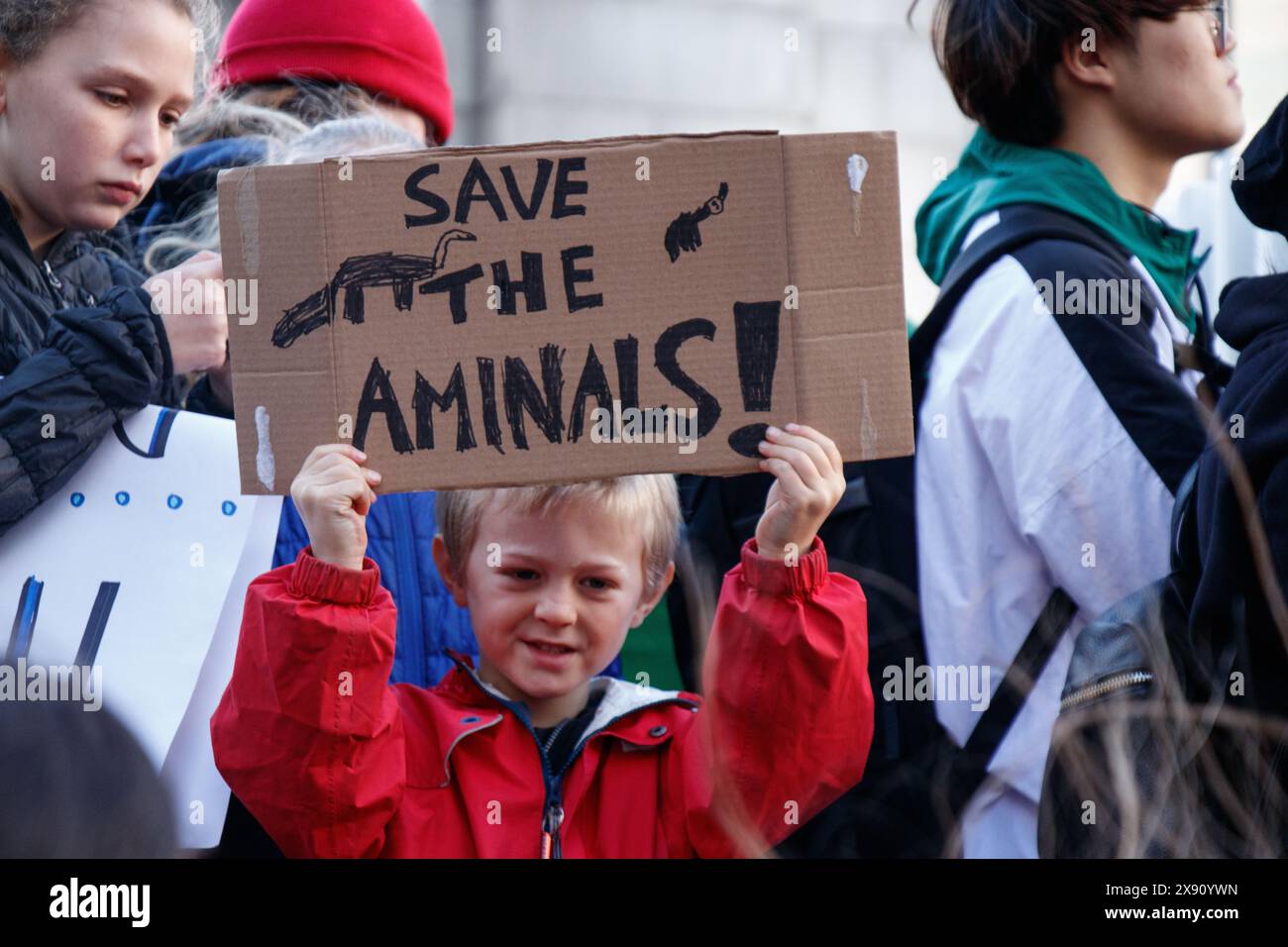 Vancouver, Canada - 25 octobre 2019 : un petit garçon avec le panneau Save the Animals dans le cadre de Climate Strike devant la Vancouver Art Gallery Banque D'Images