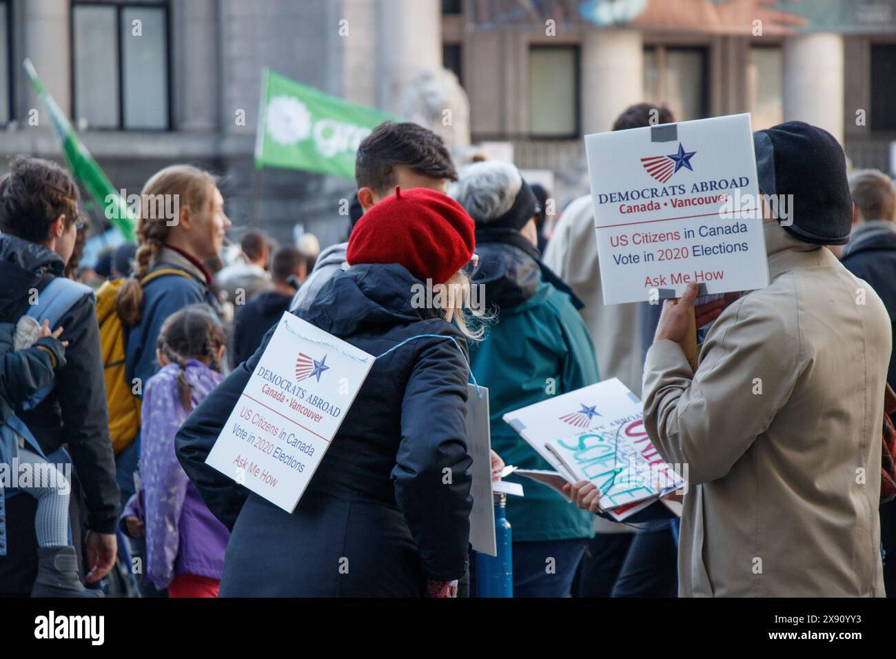 Vancouver, Canada - 25 octobre 2019 : les gens avec des signes démocrates à l'étranger Canada-Vancouver, les citoyens américains au Canada votent aux élections de 2020 dans le cadre de Clim Banque D'Images