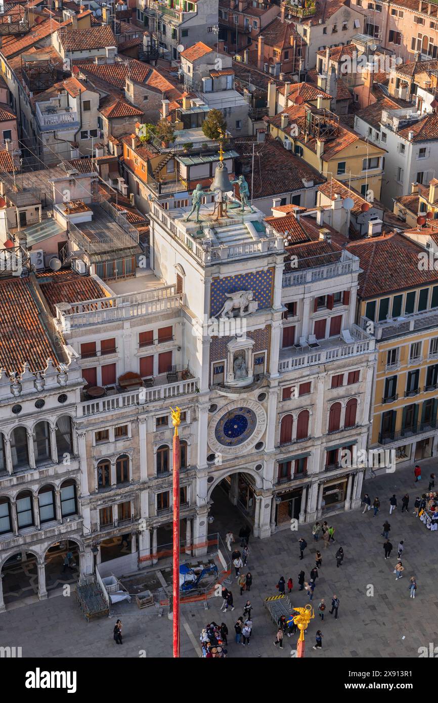 Torre dell'Orologio Tour de l'horloge de Venise, monument de la Renaissance avec horloge astronomique et Lion de Saint Marc à Venise, Italie, vue d'en haut. Banque D'Images