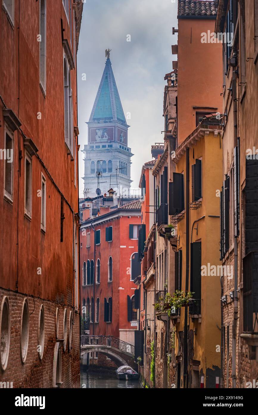 Venise, Italie, vue étroite entre les bâtiments côté canal jusqu'au Campanile de St Marc. Banque D'Images