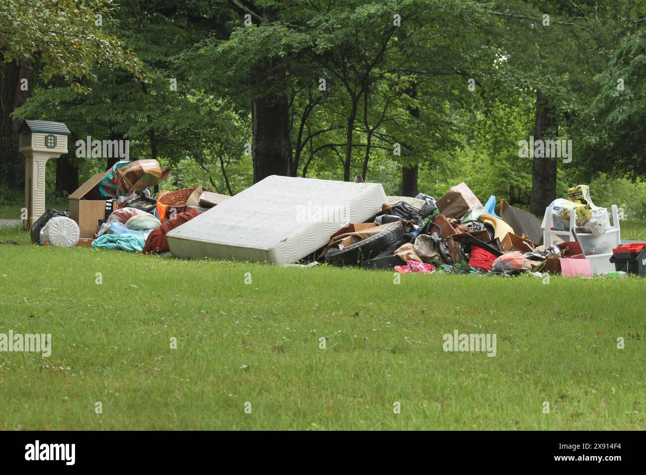 Virginie, États-Unis collecte de déchets en vrac placée sur le trottoir d'une propriété, pour être ramassée par la ville. Banque D'Images