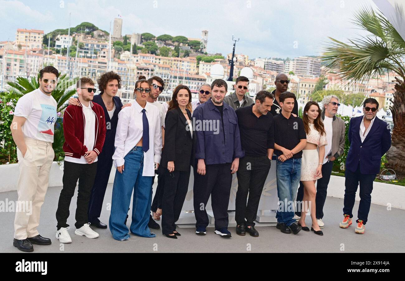 François civil, Anthony Bajon, Vincent Lacoste, Adèle Exarchopoulos, Hugo Selignac, Élodie Bouchez, Karim Laklou, Gilles Lellouche, Raphaël Quenard, Malik Frikah, Mallory Wanecque (sur Dior), Jean-Pascal Zadi, Alain Chabat, Alain Attal Photocall du film 'L'amour ouf' ('Beating Hearts') 77e Festival de Cannes 24 mai 2024 crédit:Jacky Godard/Photo12 Banque D'Images