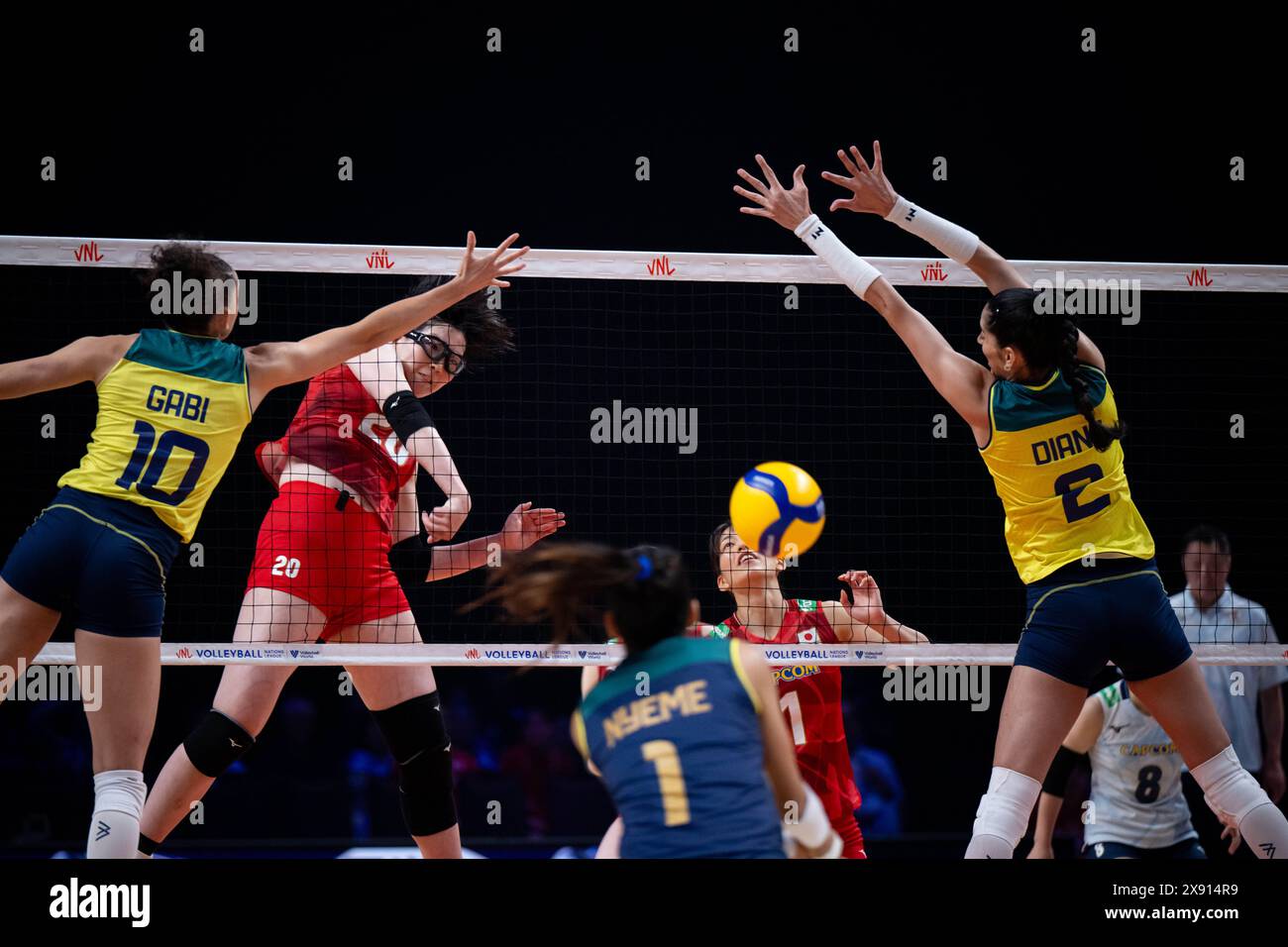 Macao, Chine. 28 mai 2024. Araki Ayaka (2e l), du Japon, pointe le ballon lors du match entre le Brésil et le Japon à la Ligue des Nations féminines de volleyball 2024 Macao à Macao, dans le sud de la Chine, le 28 mai 2024. Crédit : Cheong Kam Ka/Xinhua/Alamy Live News Banque D'Images