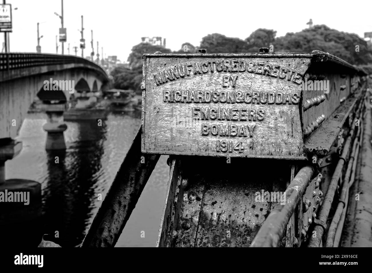 19 18 2018 Vintage Vieux Noir et Blanc photo de 1914 a fait signalisation de pont près de la nouvelle route Kalyan Bhiwandi sur la rivière Ulhas Krick Maharashtra INDE ASI Banque D'Images