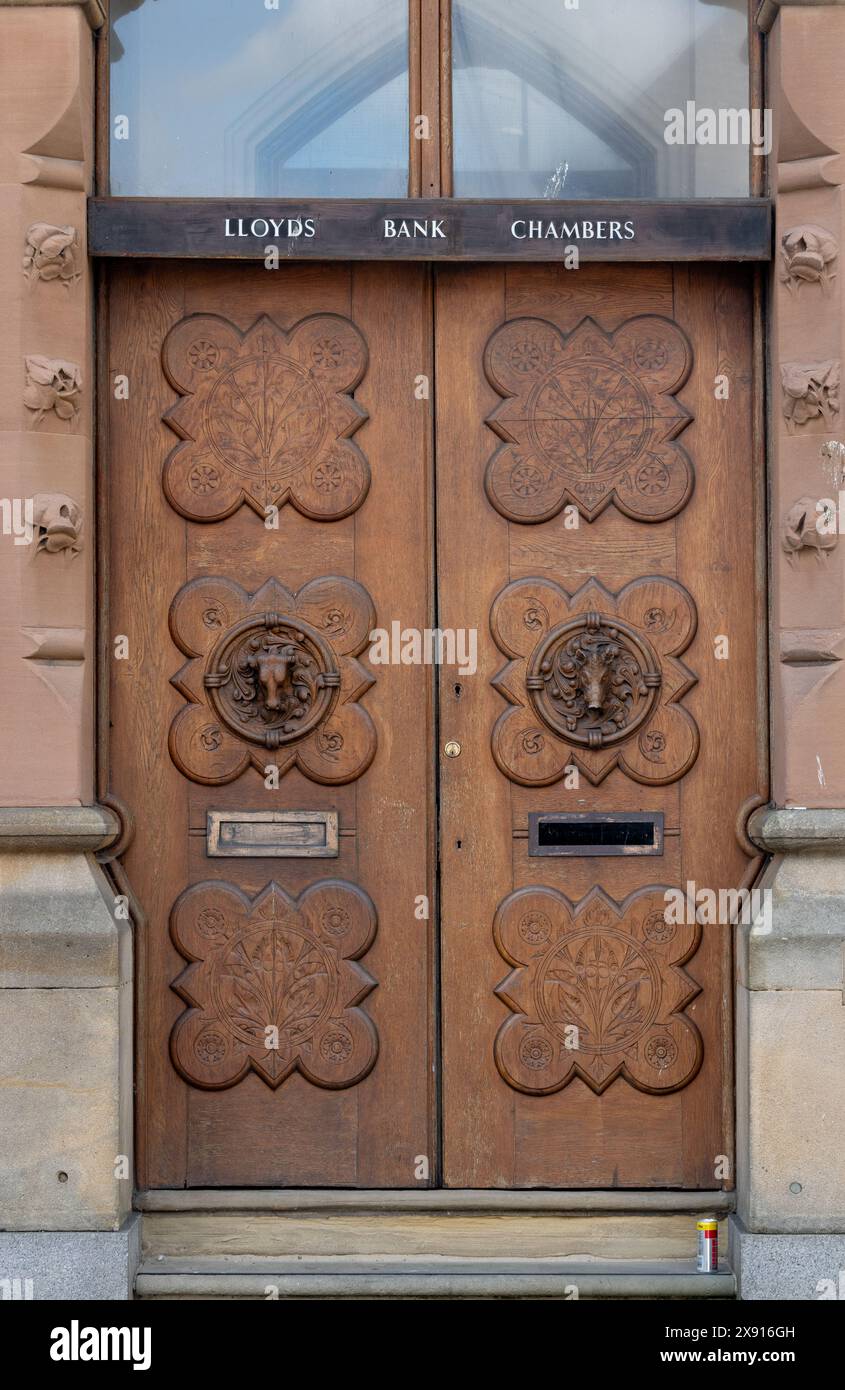 Portes en bois, Lloyds Bank, Market Street, Wellingborough, Northamptonshire, Angleterre, Royaume-Uni Banque D'Images