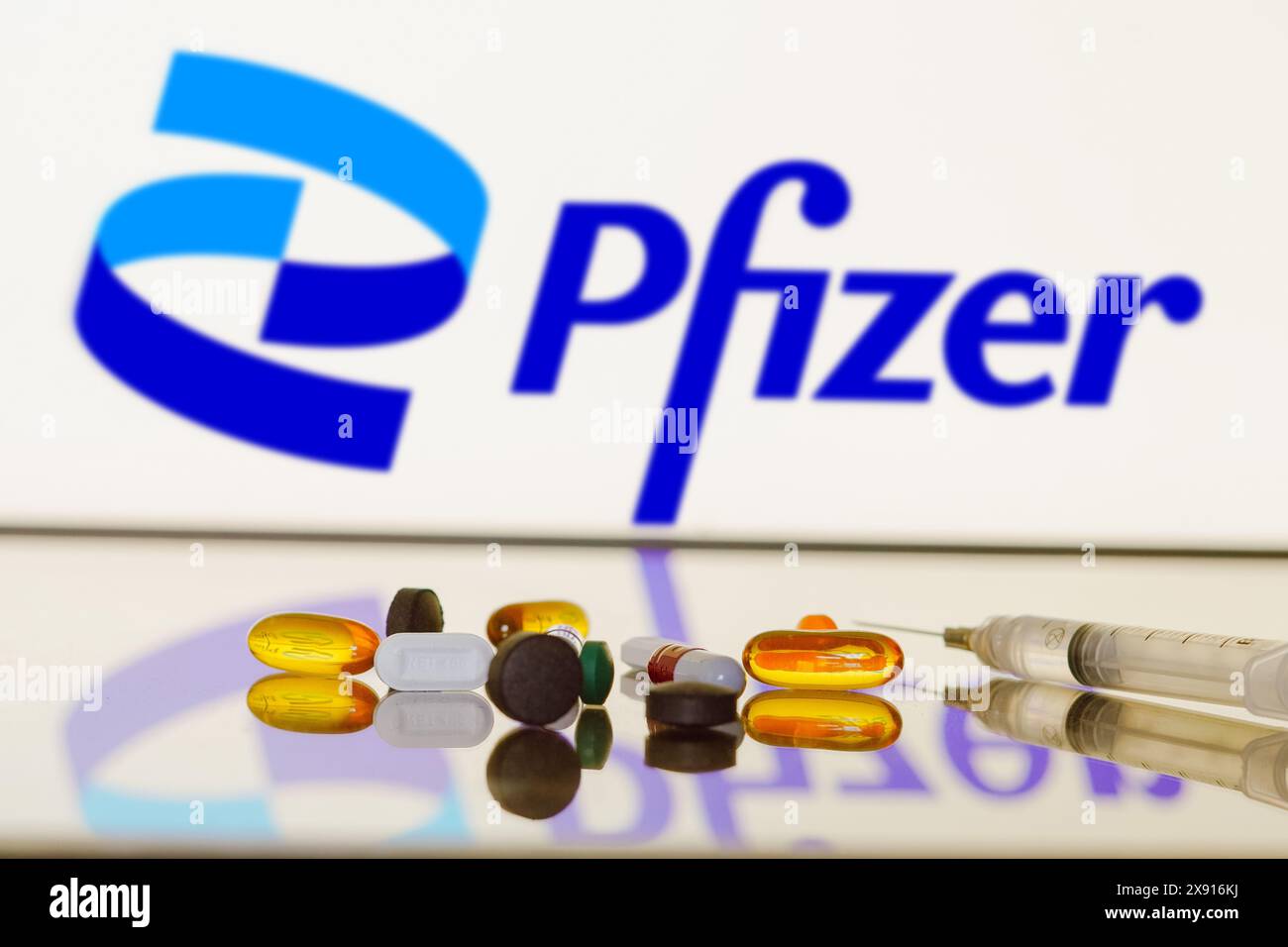 Brésil. 21 mai 2024. Dans cette illustration photo, le logo de Pfizer est affiché à l'écran en arrière-plan avec des pilules et un flacon médical et une seringue. (Crédit image : © Rafael Henrique/SOPA images via ZUMA Press Wire) USAGE ÉDITORIAL SEULEMENT! Non destiné à UN USAGE commercial ! Banque D'Images