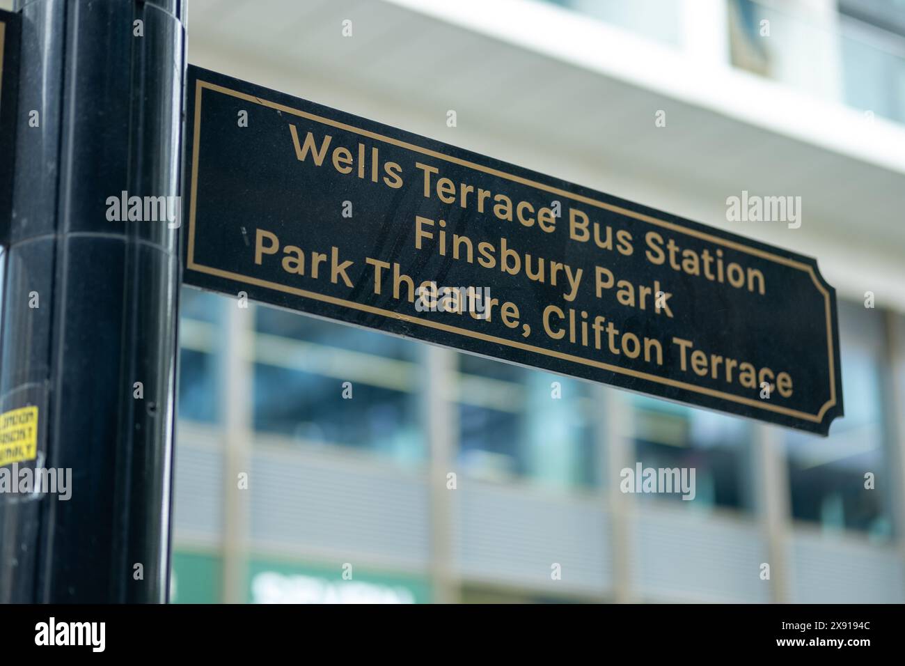 LONDRES- 13 MAI 2024 : signalisation piétonne dans le parc Finsbury pour la gare routière de Wells Terrace, Finsbury Park et autres Banque D'Images