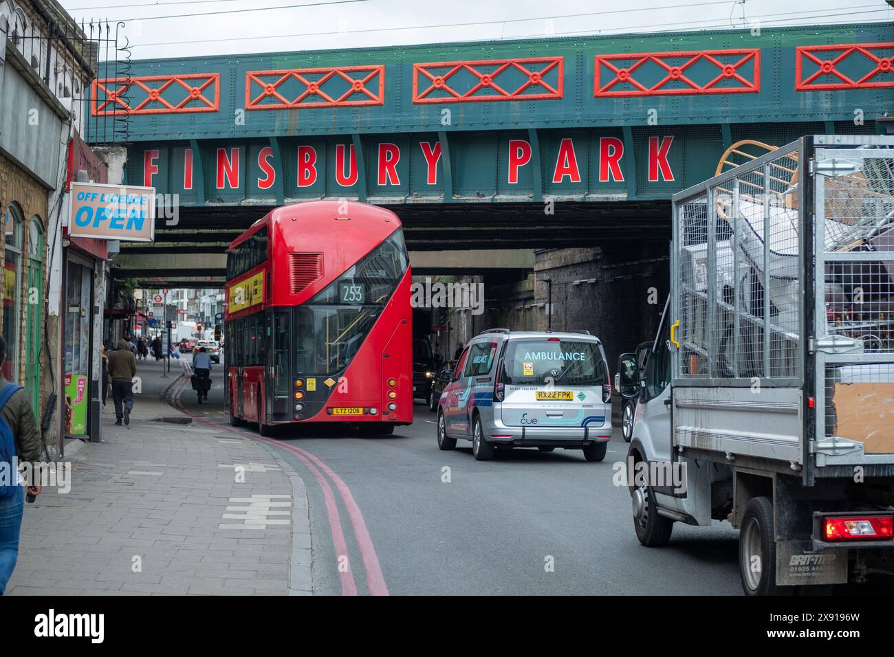 LONDRES- 13 MAI 2024 : pont de la gare de Finsbury Park et scène de rue. Une zone multiculturelle du nord de Londres Banque D'Images