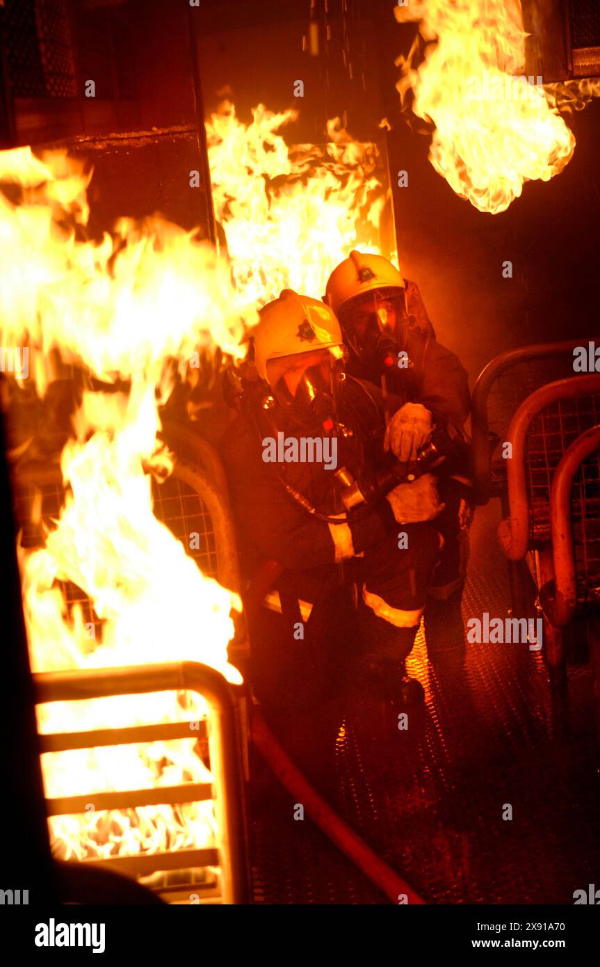 Les pompiers des aéroports internationaux de Cardiff combattent un incendie dans le nouveau simulateur des aéroports qui a été dévoilé aujourd'hui 25/10/07. Banque D'Images