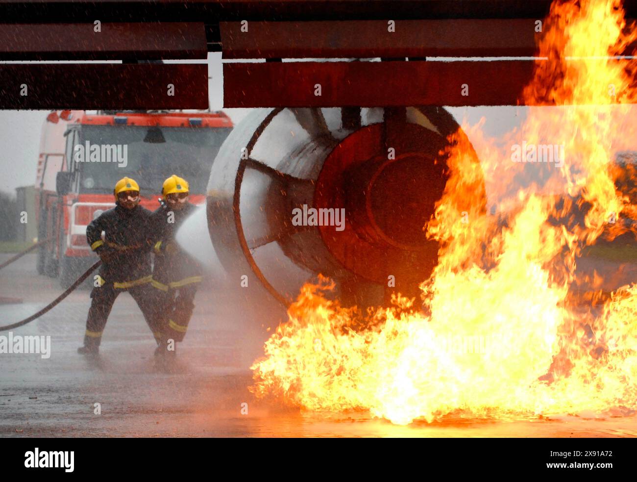 Les pompiers des aéroports internationaux de Cardiff combattent un incendie dans le nouveau simulateur des aéroports qui a été dévoilé aujourd'hui 25/10/07. Banque D'Images