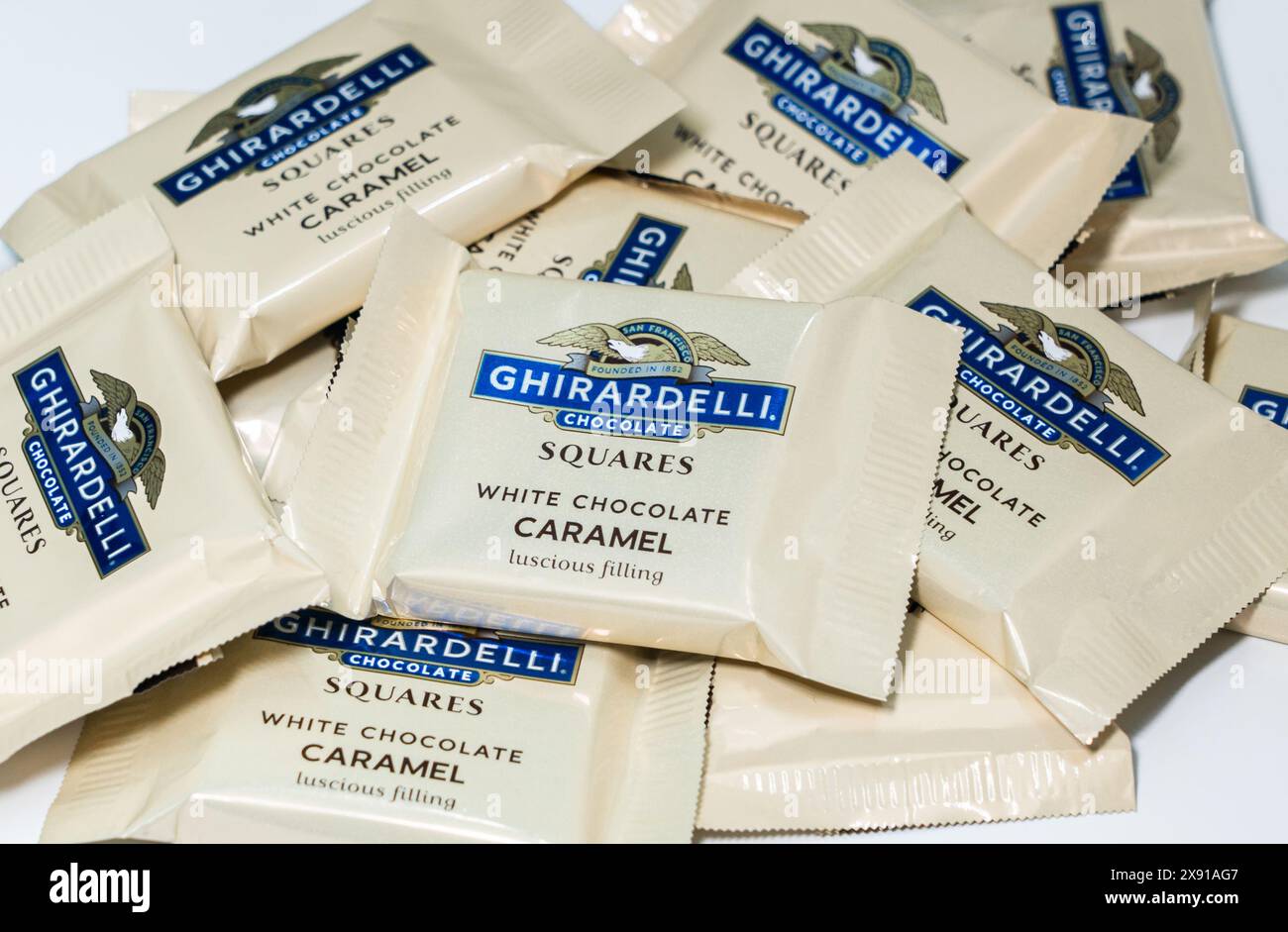 Un tas de carrés de caramel au chocolat blanc Ghirardelli. Banque D'Images